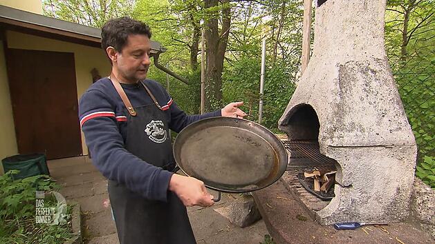 Pfanne und Holzofen sind bereit, jetzt muss Pau die Paella nur noch kochen.