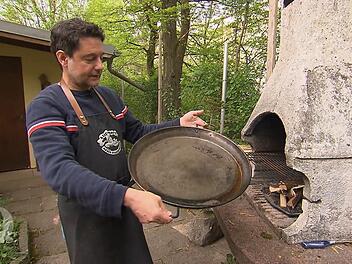 Pfanne und Holzofen sind bereit, jetzt muss Pau die Paella nur noch kochen.