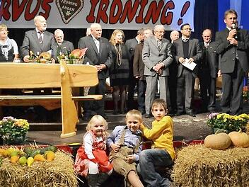 Beim Festabend feierten die verschiedenen Generationen  der beiden Partnerkommunen miteinander. Franz Titschenbacher, Bürgermeister von Irdning (rechts) spricht hier gerade  über die Freundschaft der Gemeinden. Fotos: Gabi Bertram