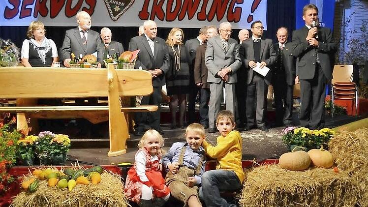 Beim Festabend feierten die verschiedenen Generationen  der beiden Partnerkommunen miteinander. Franz Titschenbacher, Bürgermeister von Irdning (rechts) spricht hier gerade  über die Freundschaft der Gemeinden. Fotos: Gabi Bertram