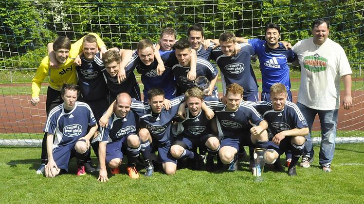 Unser Bild zeigt die Reserve des TSV Münnerstadt mit (von links) Lorenz Büttner, Thomas Merkle, Kilian Lochner, Kai Thomann, Christoph Ballner, Sebastian Halupczok, Michael Halupczok, Johannes Schmitt, Ziver Berces und Trainer Stephan Glasauer sowie (vorne, von links) Michael Schunk, Stefan Wiethe, Florian Kessler, Markus Neugebauer, Kevin Mangold und Dominik Fiedler. Foto: privat