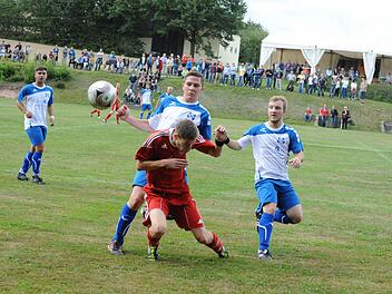 Seit der Saison 2013/2014 stellt der TSV Waldfenster wieder eine eigene 1. Mannschaft. Die Spielgemeinschaft mit dem BSC Lauter gehört damit der Vergangenheit an. Unser Foto zeigt ein Spiel des TSV in Waldfenster gegen den SV Obererthal. Foto: Dieter Hopf/Archiv