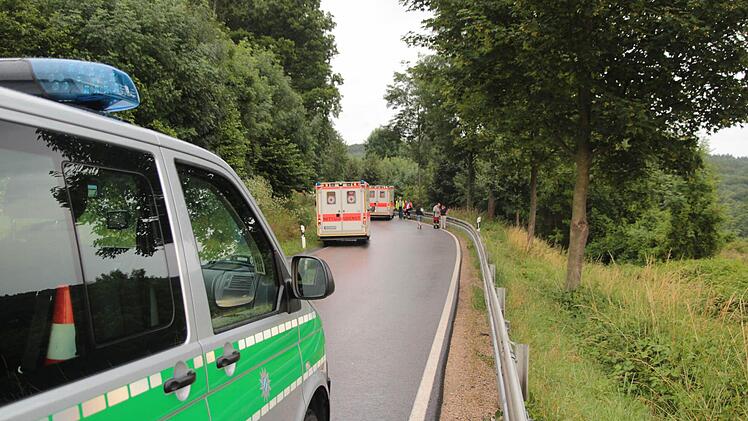 Zwischen Zeegendorf und Teuchatz im Landkreis Bamberg hat sich ein schwerer Autounfall ereignet. Bei einem Frontalzusammenstoß ist eine Person nach Angaben der Rettungskräfte lebensgefährlich verletzt worden. Der Rettungshubschrauber war im Einsatz. Foto: Ferdinand Merzbach