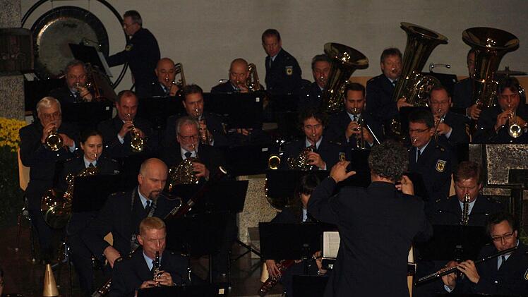 Das Bundespolizeiorchester München mit Dirigent Christian Lombardi in der Pfarrkirche St. Burkard.  Foto: Stefan Geiger