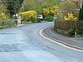Die Oberfläche des Lehenthaler Wegs hat in den letzten Jahrzehnten stark gelitten. Jetzt soll die Straße saniert werden. Foto: Dagmar Besand