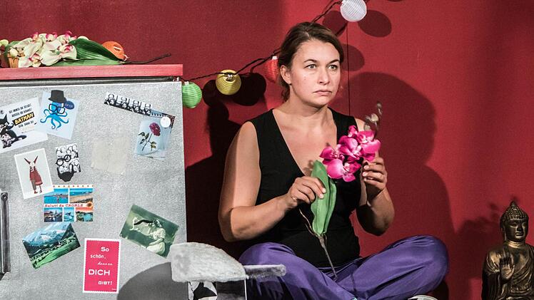 Britta Hübel in einer Probenszene aus "Bin nebenan"Foto: Jochen Berger