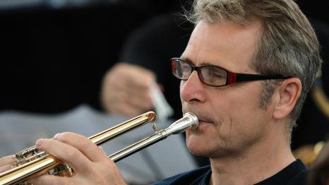 Der Trompeter Reinhold Roth ist der dienstälteste Musiker im Kurorchester. Klaus Stebani
