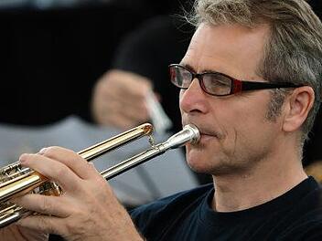 Der Trompeter Reinhold Roth ist der dienst&auml;lteste Musiker im Kurorchester. Klaus Stebani