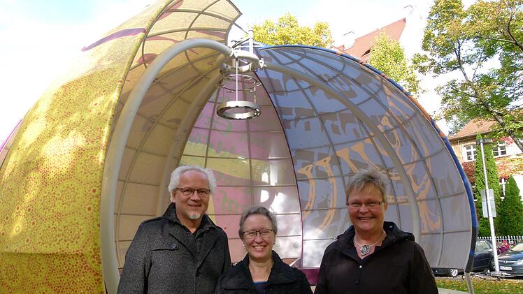 Als Vertreter des Fördervereins "Zelt der Religionen" kamen zum Ortstermin Dekan Hans-Martin Lechner, Rabbinerin Antje Yael Deusel und Diakonin Andrea Hofmann. Foto: Marion Krüger-Hundrup