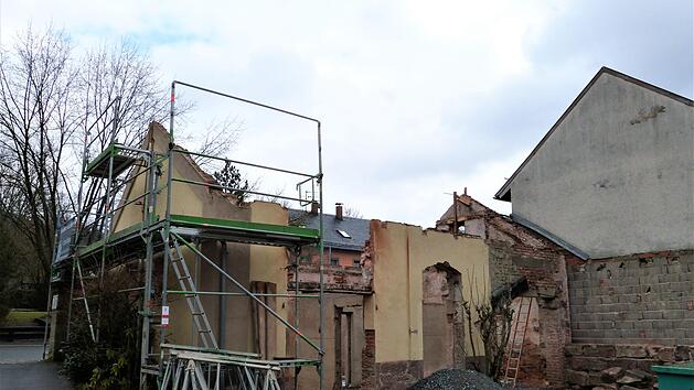 Für das Bräuhaus hat der Gemeinderat in seiner jüngsten Sitzung weitere Gewerke vergeben. Derzeit ist die Zimmerei Lauterbach aus Sandreuth dabei, den alten Dachstuhl zu erneuern.Werner Reißaus