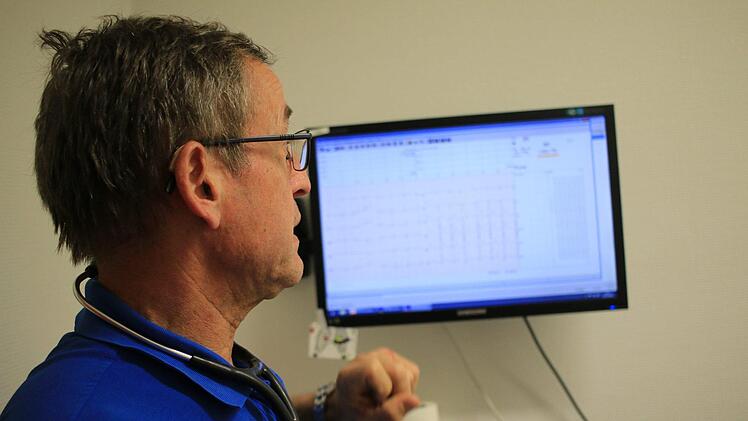 Dr. Ewald Schlereth kontrolliert...Foto: Benedikt Borst