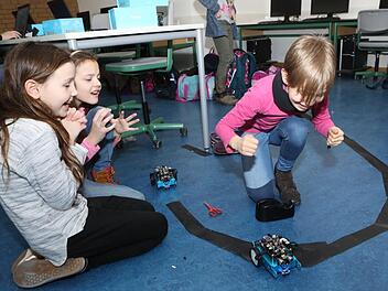 Noch macht Roboter Tobi nicht das, was Fiona, Angelina und Clara  (von links) von ihm wollen. Die drei machen sich auf die Suche nach den Fehlern -  und sind rasch auf der richtigen Fährte. Foto: Barbara Herbst