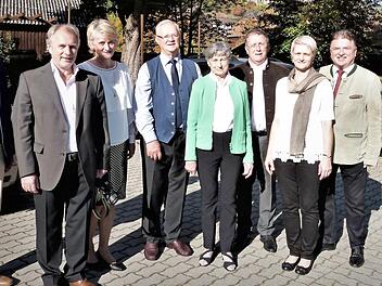 Der Jubilar Oskar Eichner und seine Ehefrau Gertraud (im Bild, Vierter und Fünfte von links) mit (von links) Altbürgermeister Siegfried Küspert, Schwiegersohn Wolfgang Schmidt, Tochter Silvia Eichner, CSU-Kreisvorsitzendem Henry Schramm, Tochter Iris Eichner, Landrat Klaus Peter Söllner und Bürgermeister Werner Diersch  Foto: Werner Reißaus