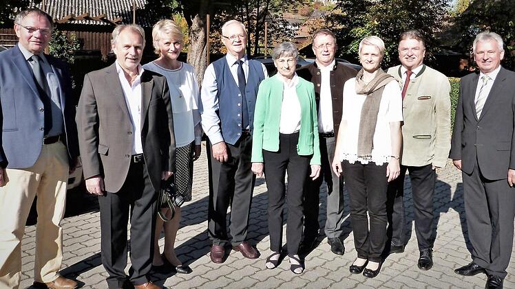Der Jubilar Oskar Eichner und seine Ehefrau Gertraud (im Bild, Vierter und Fünfte von links) mit (von links) Altbürgermeister Siegfried Küspert, Schwiegersohn Wolfgang Schmidt, Tochter Silvia Eichner, CSU-Kreisvorsitzendem Henry Schramm, Tochter Iris Eichner, Landrat Klaus Peter Söllner und Bürgermeister Werner Diersch  Foto: Werner Reißaus