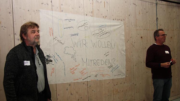 Bürgermeister Horst Rehder (l.) und Traugott Goßler lassen sich die Ergebnisse erklären.   Foto: Richard Sänger