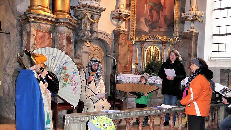 Musicalszene mit (von links) den drei Weisen, König  Herodes und einem Teil des Fago-Chores.Elisabeth Mehn