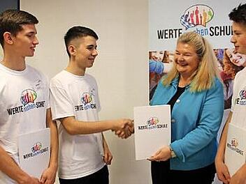 Ministerialrätin Birgit Kleinhappl übergibt die Wertebotschafter-Urkunden an Schüler aus dem Coburger Bereich.  Foto: Veronika Schadeck