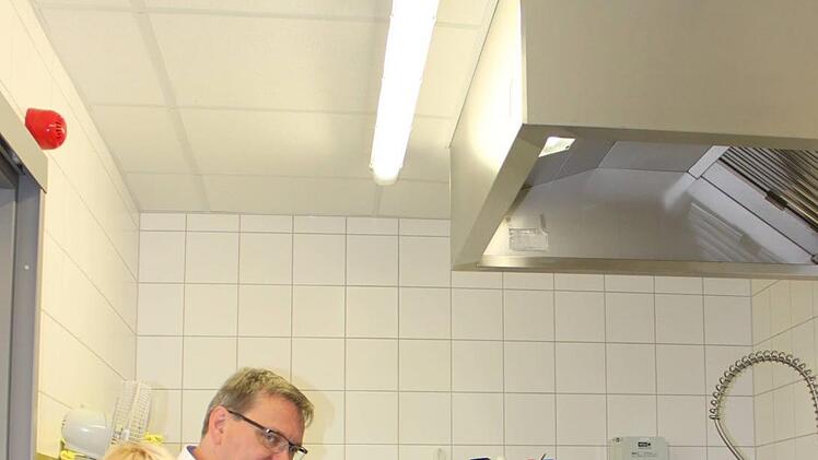 Von der Abwasserleitung hinter der Gastro-Spülmaschine ging der Schaden aus. Geschäftsführer Hartmut Springfeld ist die Information der Mitarbeiter wichtig; v. l. Gerlinde Köppe (Leiterin Hauswirtschaft/Café), Springfeld, Kathrin Kober und Sebastian Frank vom Werkstattrat.