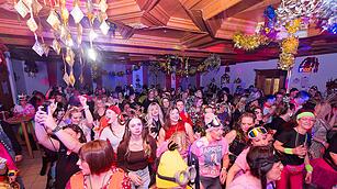 Drei Männerballetts, Musik von DJ Asti und vieles mehr gab es beim Weiberfasching!