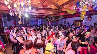 Drei Männerballetts, Musik von DJ Asti und vieles mehr gab es beim Weiberfasching!