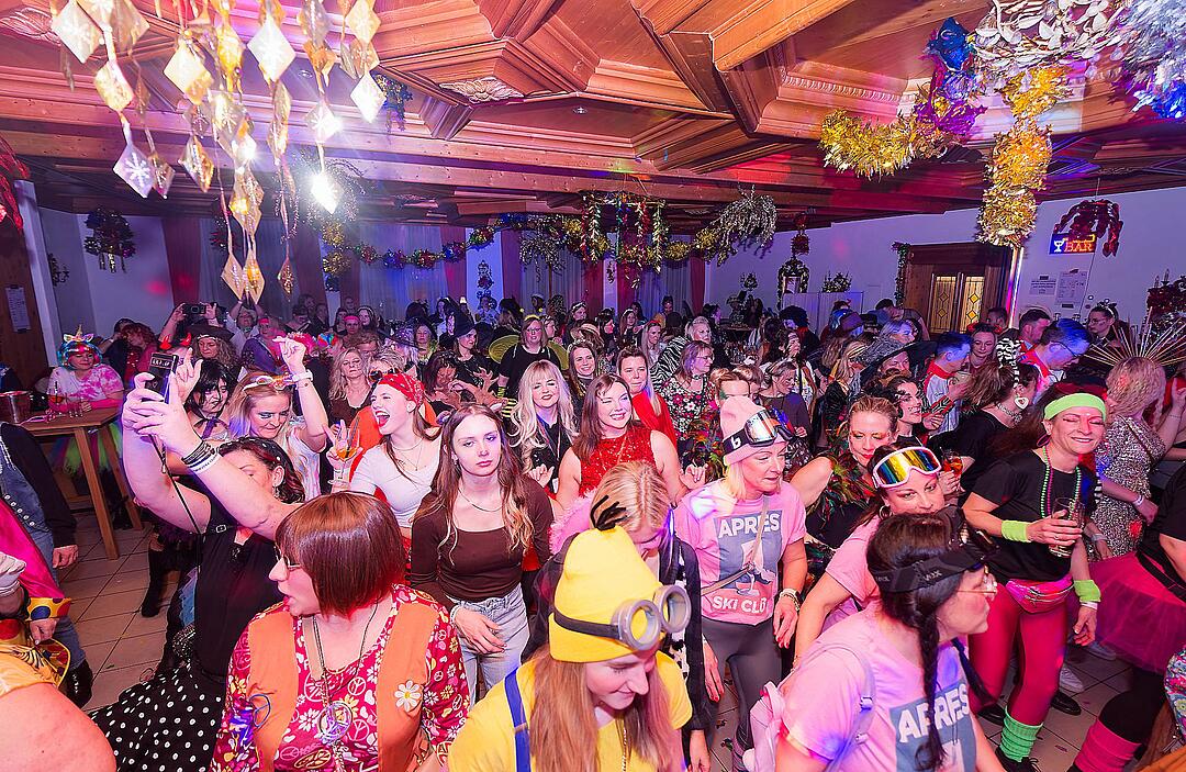 Drei Männerballetts, Musik von DJ Asti und vieles mehr gab es beim Weiberfasching!