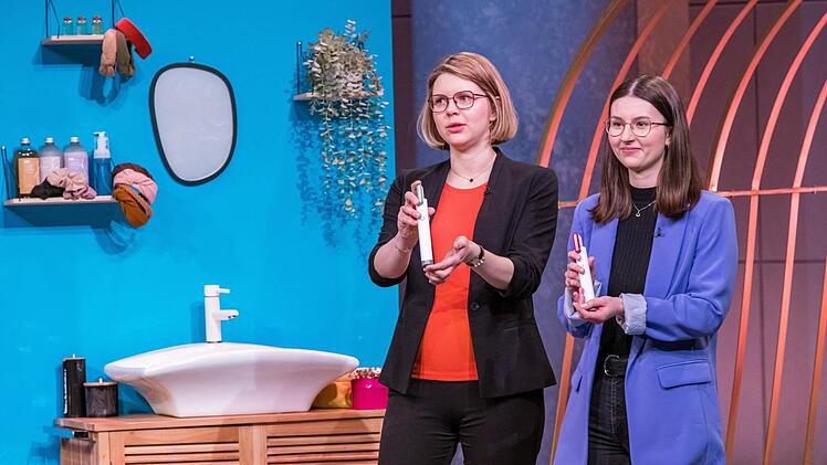 Die Gründerinnen Friederike Kogelheide (links) und Benita Botterhuis wollen die Löwen von ihrem Hautpflege-Produkt überzeugen.