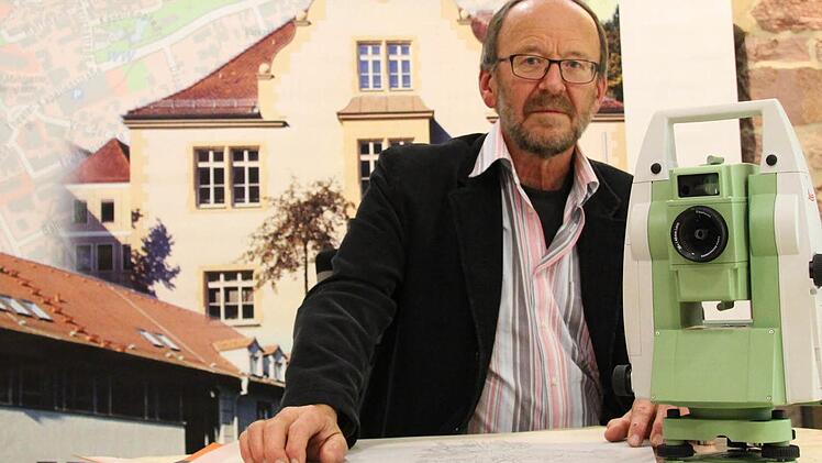Das Vermessungsgerät durfte bei der Arbeit von Christian Jung nicht fehlen. Auf einem dreibeinigen Stativ war es ständiger Begleiter des Geometers, der im Februar in den Ruhestand geht. Foto: Carmen Schmitt