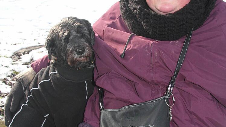 Petra Eckert und ihr Tibet-Terrier-Pon-Mix sind ein Herz und eine Seele und Hund Cora (11) hört aufs Wort. "Ein Hundeführerschein ist nötig, weil er einfach die Sachkunde bestätigt!"