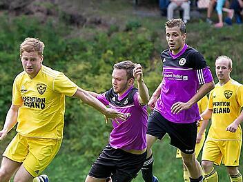 Der TSV Mönchröden II ließ auch im zweiten Saisonspiel nichts anbrennen und gewann gegen die Coburg Locals mit 4:2; hier setzt sich der dreifache Torschütze Tobias Pilz durch. Fotos: Albert Höchstädter
