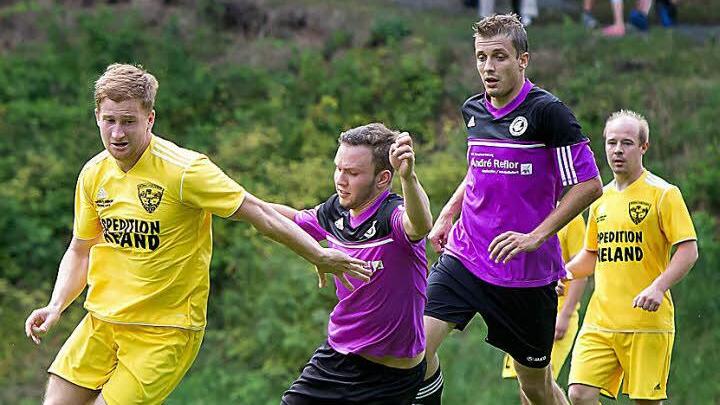 Der TSV Mönchröden II ließ auch im zweiten Saisonspiel nichts anbrennen und gewann gegen die Coburg Locals mit 4:2; hier setzt sich der dreifache Torschütze Tobias Pilz durch. Fotos: Albert Höchstädter