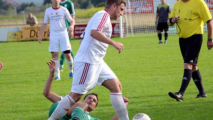 Eine Nummer zu groß war der 1. FC Burk (in Weiß: Stefan Torner) für Aufsteiger Lonnerstadt (am Boden: Oliver Wurzbacher). Fotos: herzopress