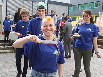 Das P-Seminar Sport und die Q 11 des Markgraf-Georg-Friedrich-Gymnasiums formierten sich im Pausenhof plötzlich zum Tischtennis-Flashmob. Hintergrund der Aktion: Das P-Seminar Sport gestaltet unter der Regie von Karin Zwing das internationale Tischtennisturnier für Rollstuhlfahrer und stehend gehandicapte Sportler mit.  Foto: Sonja Adam