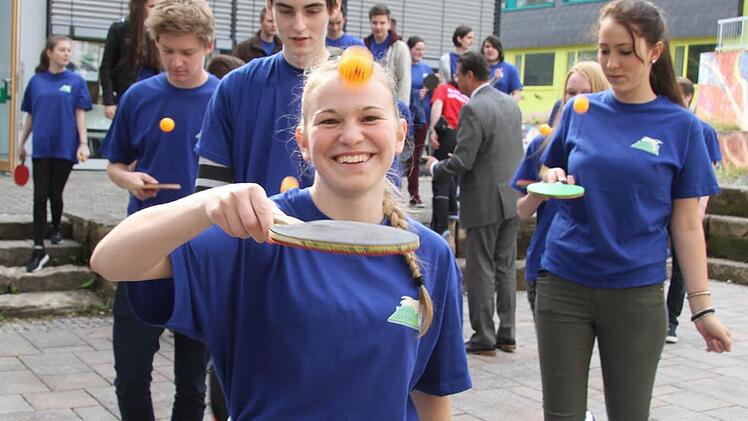 Das P-Seminar Sport und die Q 11 des Markgraf-Georg-Friedrich-Gymnasiums formierten sich im Pausenhof plötzlich zum Tischtennis-Flashmob. Hintergrund der Aktion: Das P-Seminar Sport gestaltet unter der Regie von Karin Zwing das internationale Tischtennisturnier für Rollstuhlfahrer und stehend gehandicapte Sportler mit.  Foto: Sonja Adam