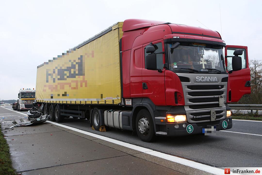 A3 voll gesperrt: Pkw rutscht unter Lkw