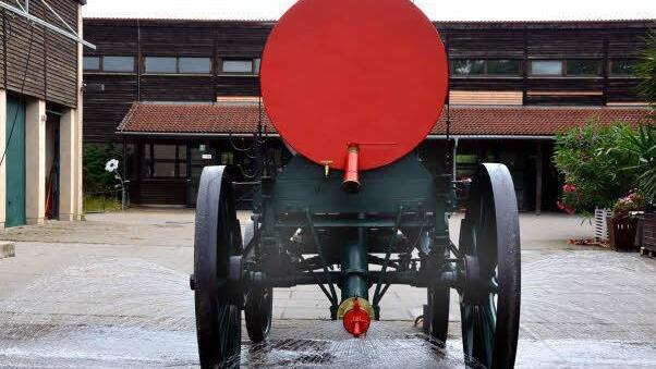 Peter Krug und seine Helfer haben den Sprengwagen von 1912 wieder auf Vordermann gebracht.  Foto: Peter Rauch