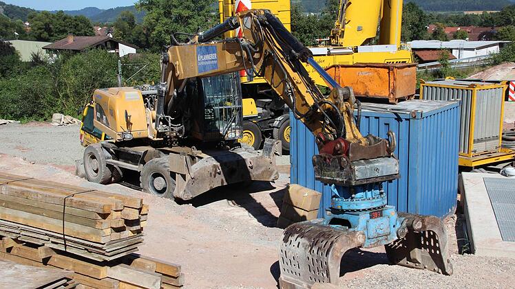 Riesenbagger stehen für den Abbruch der Brücke bereit.  Foto: Friedwald Schedel