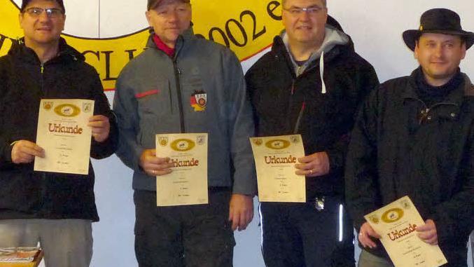 Die Klasse 2, Springer mit Prellschlag bis 16 Joule, wurde von den Gastgeberschützen dominiert. Von links Gerold Henning (Platz 3), Friedrich Reber (Sieger), Thomas Rink (Platz 2) und Konstantin Maximow, der Vierter wurde.