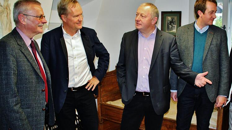 Rundgang im Museum v.l. Bürgermeister Gotthard Schlereth, Landeskonservator Mathias Pfeil, Landrat Thomas Bold, Christian Schmidt vom Denkmalamt Schloss Seehof. Werner Vogel