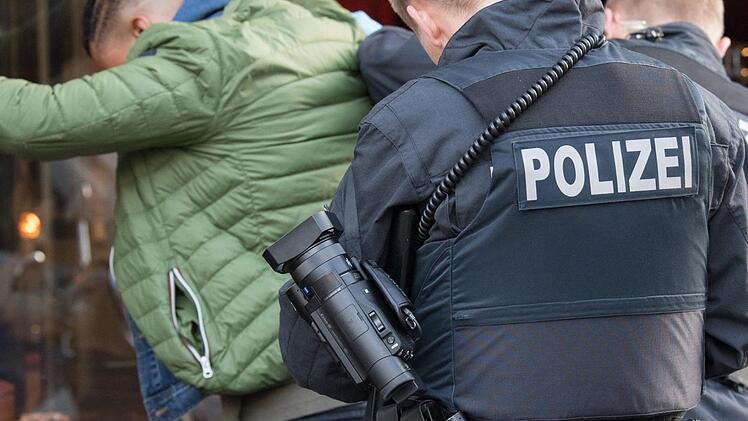 P&ouml;beln, aggressiv, Gewahrsam