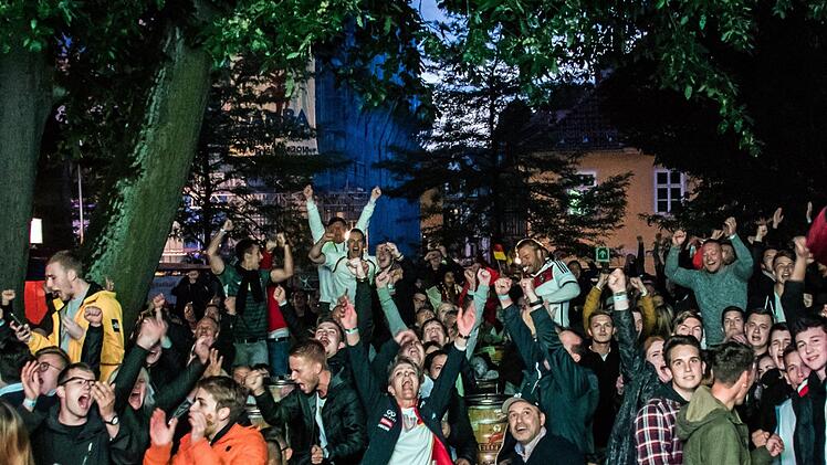 Jubel in der Nachspielzeit: Erst Sekunden vor Schluss hatten die zahlreichen Fans  im Coburger Prinzengarten beim Public Viewing Grund zur Freude.Foto: Jochen Berger