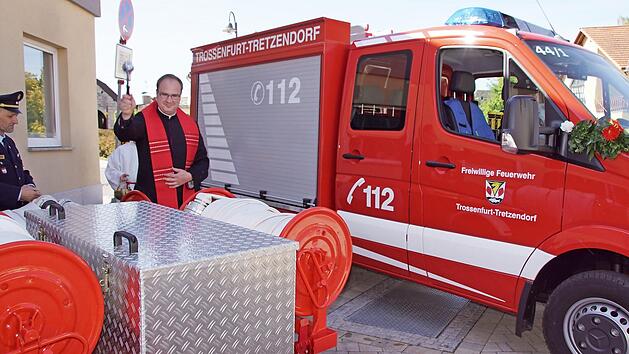 Pfarrvikar Andreas Hartung spendete dem neuen Einsatzfahrzeug und dem renovierten Schlauchanh&auml;nger den Segen.  Foto: Sabine Weinbeer