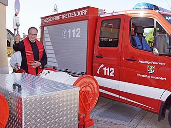 Pfarrvikar Andreas Hartung spendete dem neuen Einsatzfahrzeug und dem renovierten Schlauchanhänger den Segen.  Foto: Sabine Weinbeer