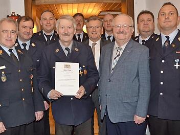 Mit dem staatlichen Ehrenzeichen in Silber mit Urkunde des Freistaates Bayern wurde Gerald Heim für 40 Jahre ehrenamtliche Dienstzeit bei der Feuerwehr Haßlach geehrt. Das Bild zeigt von links KBR Joachim Ranzenberger, KBM Klaus Dressel, Vorsitzenden Michael Müller, Gerald Heim, KBI Harald Schnappauf, Bürgermeister Rainer Detsch, Löschmeister Kay Finn, Bernd Steger (weiterer Landratsstellvertreter), KBM und Kreisjugendwart Dirk Raupach und den Kommandanten Johannes Beetz. Foto: Karl-Heinz Hof...