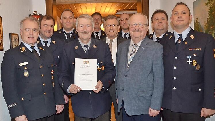Mit dem staatlichen Ehrenzeichen in Silber mit Urkunde des Freistaates Bayern wurde Gerald Heim für 40 Jahre ehrenamtliche Dienstzeit bei der Feuerwehr Haßlach geehrt. Das Bild zeigt von links KBR Joachim Ranzenberger, KBM Klaus Dressel, Vorsitzenden Michael Müller, Gerald Heim, KBI Harald Schnappauf, Bürgermeister Rainer Detsch, Löschmeister Kay Finn, Bernd Steger (weiterer Landratsstellvertreter), KBM und Kreisjugendwart Dirk Raupach und den Kommandanten Johannes Beetz. Foto: Karl-Heinz Hof...