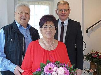 B&uuml;rgermeister M&ouml;hrlein (r.) mit dem Jubelpaar Foto: p