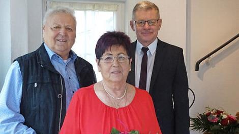 B&uuml;rgermeister M&ouml;hrlein (r.) mit dem Jubelpaar Foto: p