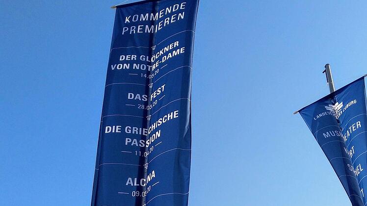 Fahnen vor dem Landestheater Coburg - die drauf angekündigten Premieren-Termine sind leider schon Makulatur...Foto: Jochen Berger