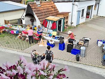 Blick auf ein paar Verkaufsst&auml;nde