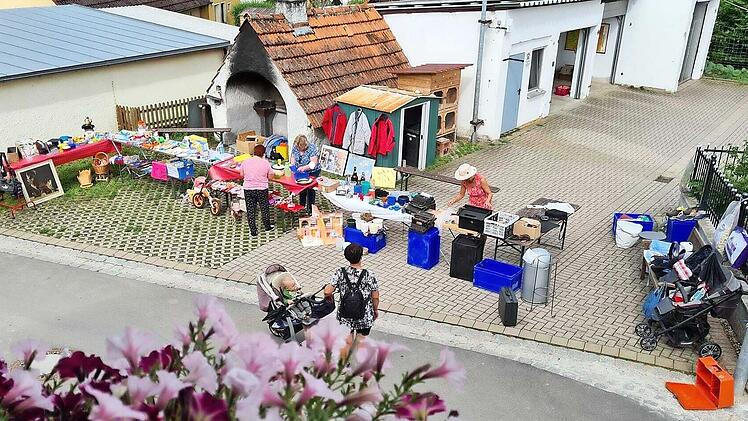 Blick auf ein paar Verkaufsst&auml;nde