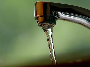 Versbach: Trinkwasser "auf alternative Versorgung umgestellt" - Landratsamt reagiert auf Befund